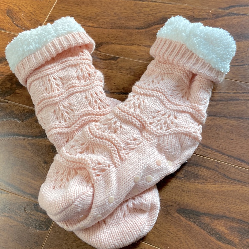NWOT Beautiful knitted grippy socks